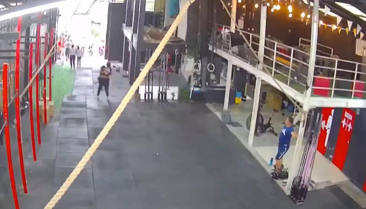 Hombre sorprende al quedarse quieto durante un fuerte terremoto en un gimnasio venezolano