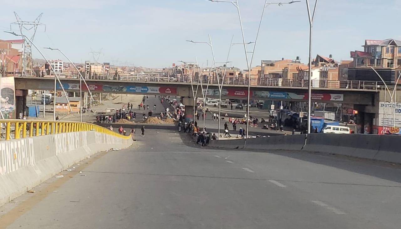 La Paz vuelve a ser epicentro de conflictos con 19 bloqueos; Cochabamba registra 17 este martes, según la ABC