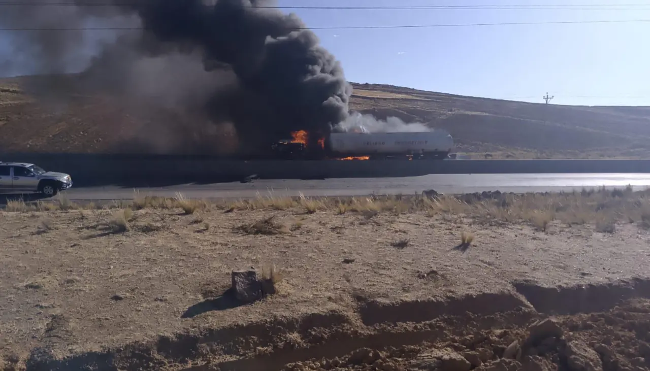 Video: Una cisterna arde en plena carretera La Paz - Oruro 