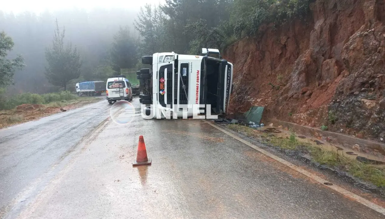 Carro cisterna volcó en la ruta hacia Mizque, el conductor resultó herido