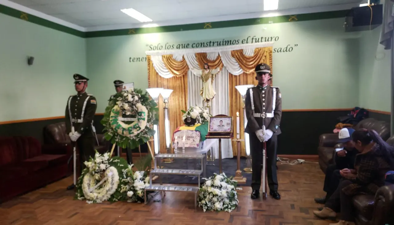 Velan en Oruro a uno de los policías fallecidos tras emboscada de bloqueadores en Llallagua
