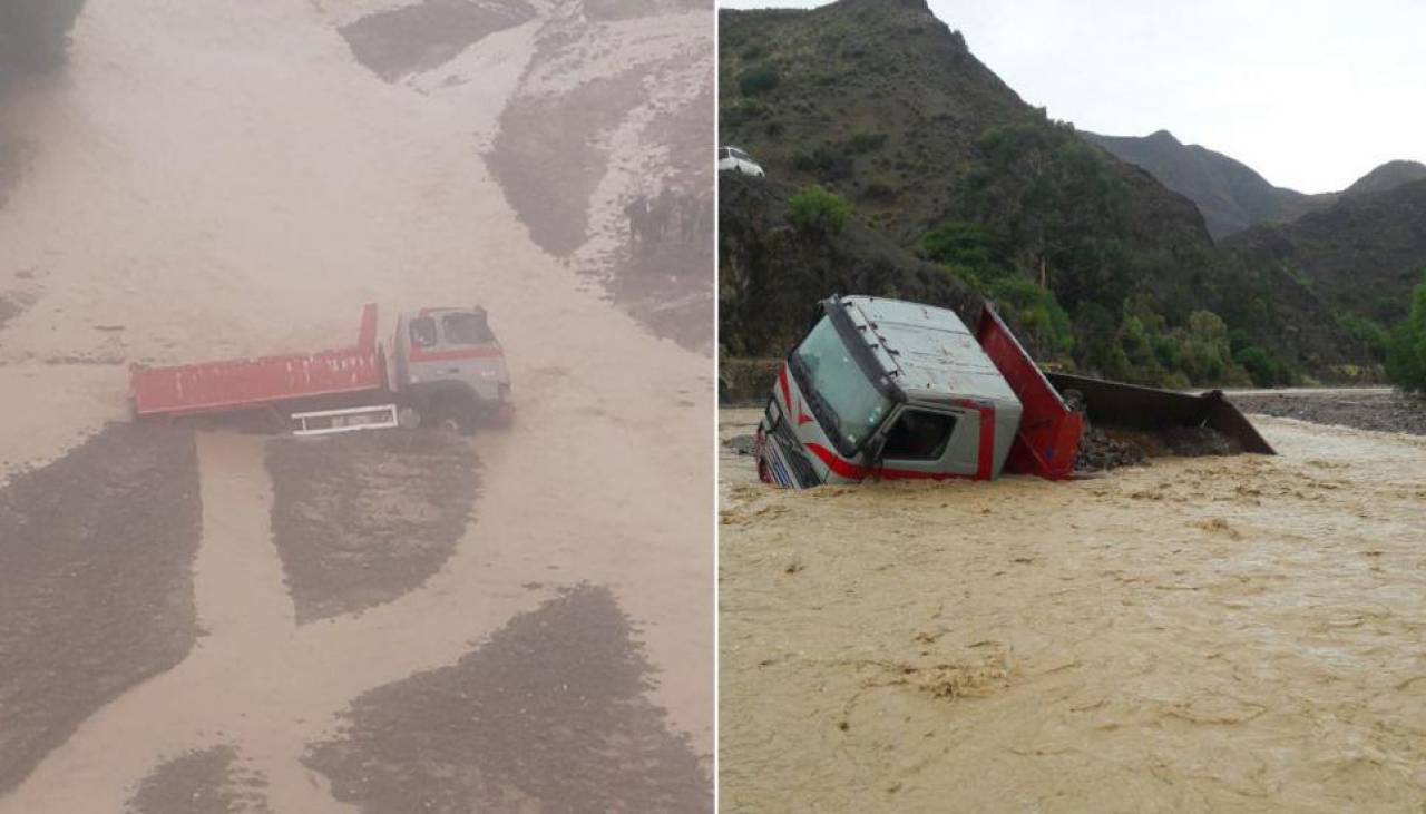 Torrenciales lluvias generan deslizamientos en la ruta Sucre - Cochabamba y crecida de río atrapa volqueta en San Lucas