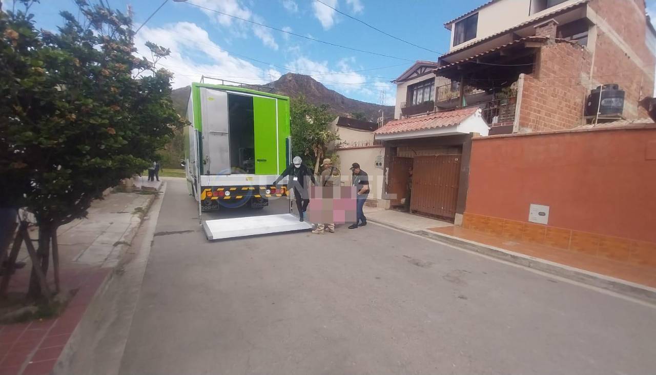 Hallan a mujer muerta con disparo en la cabeza; su pareja fue aprehendida