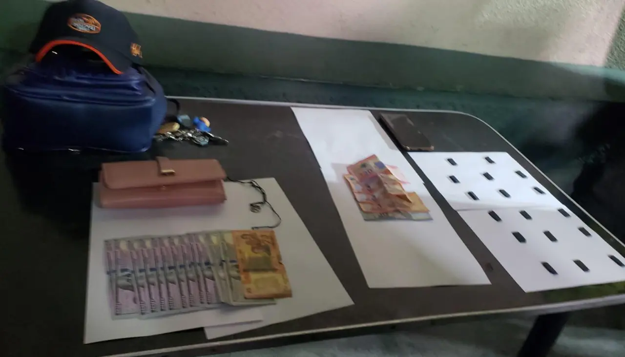 Cae una mujer con dólares falsos y droga en el centro de La Paz