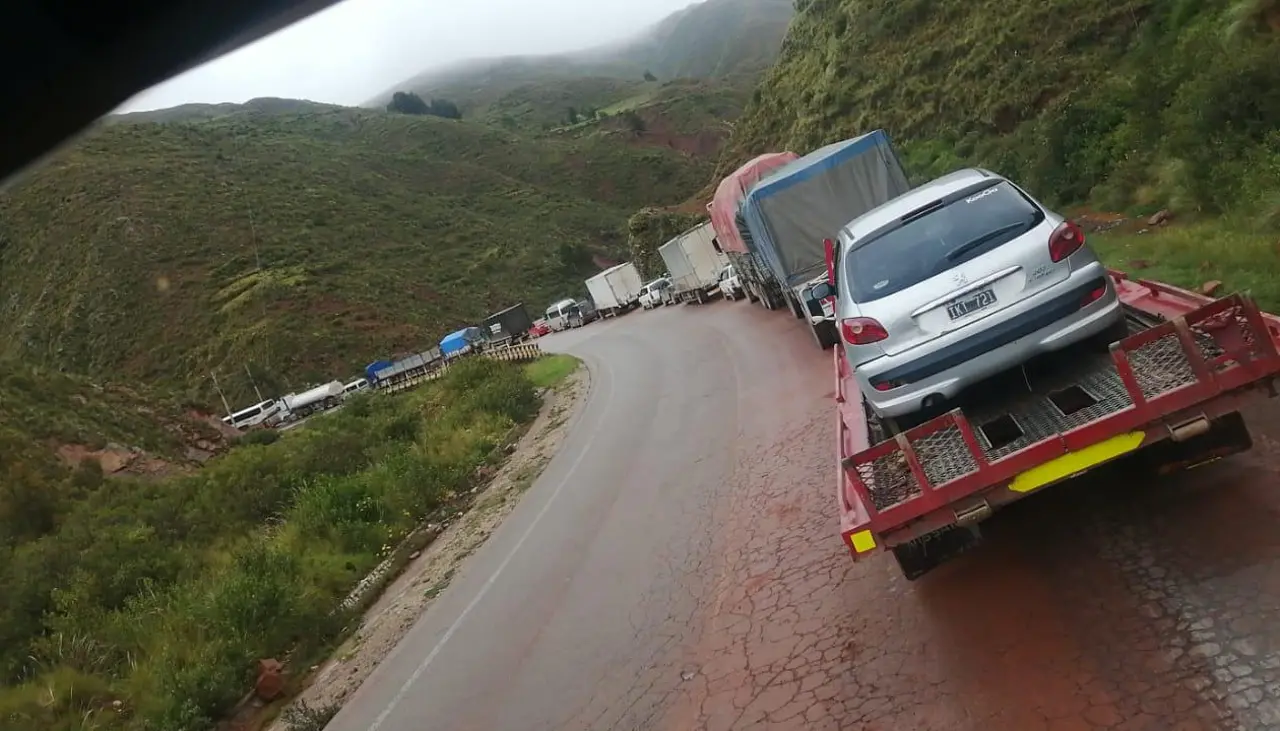 Reportan derrumbes en la ruta que conecta a Cochabamba con La Paz y Oruro; se dificulta el tráfico de vehículos