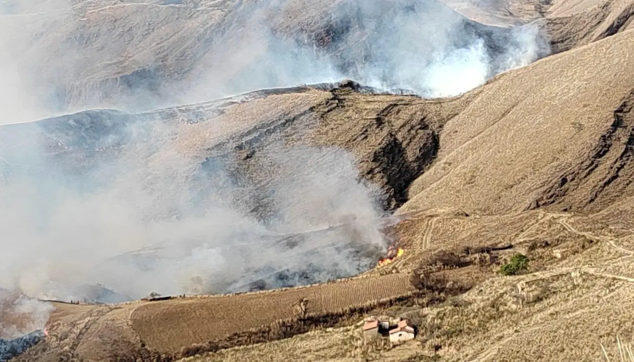 Falta de diésel es uno de los obstáculos en la respuesta a los incendios forestales en Tarija, señala gobernadora