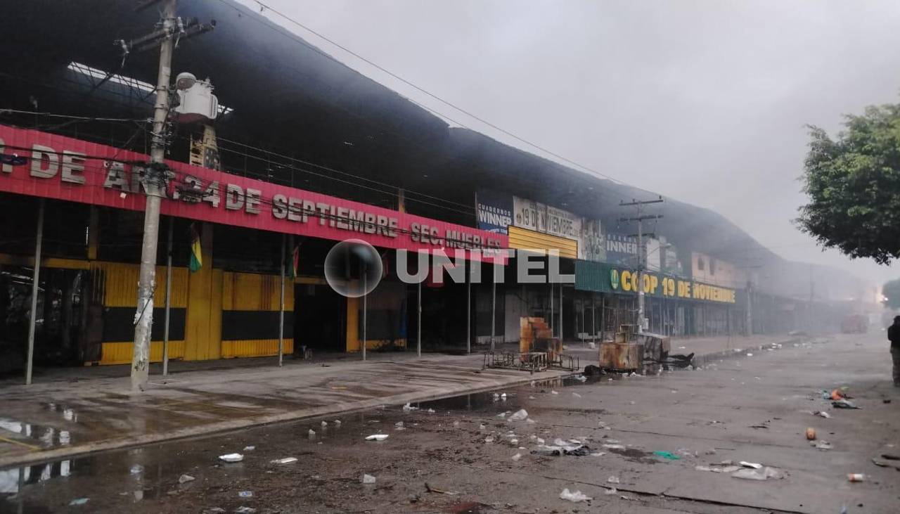 Pese al intenso trabajo y la lluvia, aún hay sectores con fuego dentro de la feria Barrio Lindo