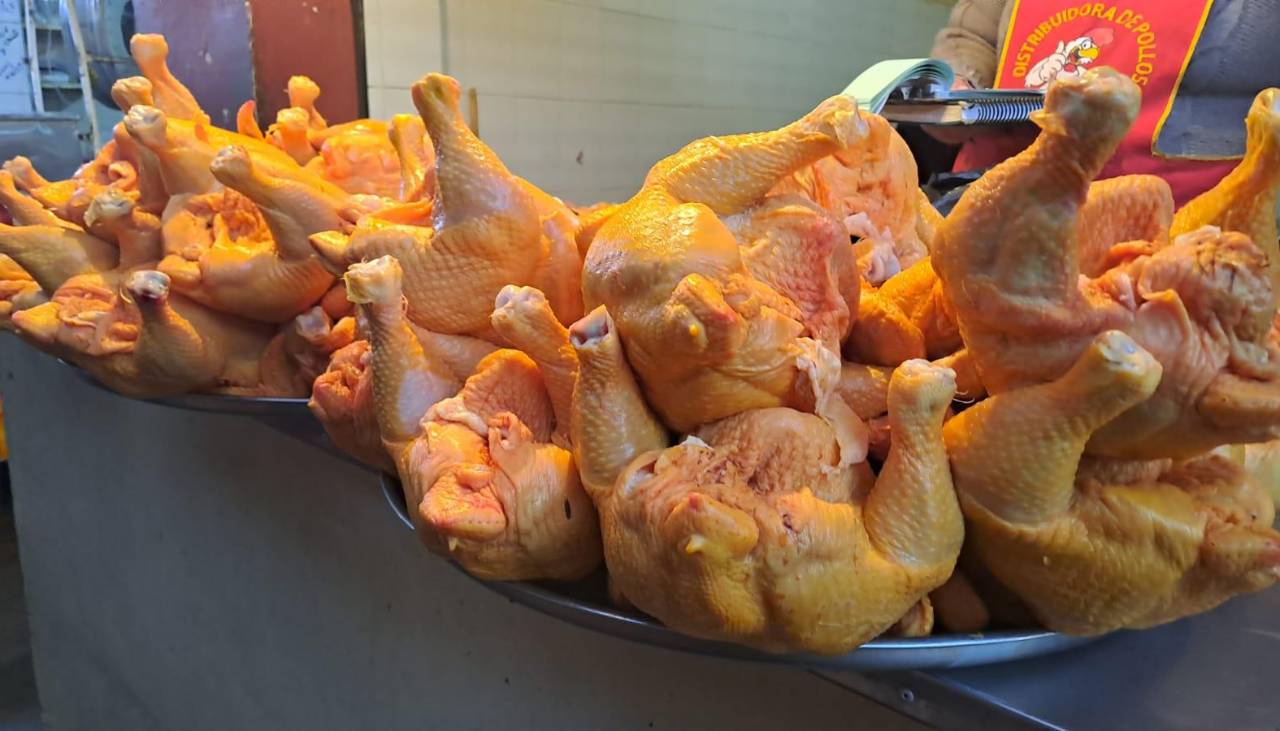 ¿A cuánto se comercializa el kilo de pollo en los mercados de La Paz y Santa Cruz?