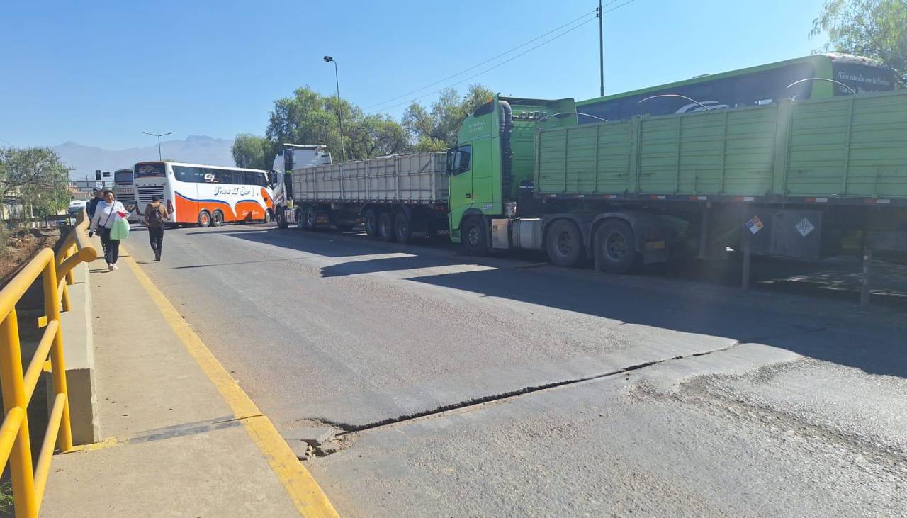 Las filas por diésel no cesan en surtidores del eje central y en Cochabamba choferes bloquean en demanda del carburante