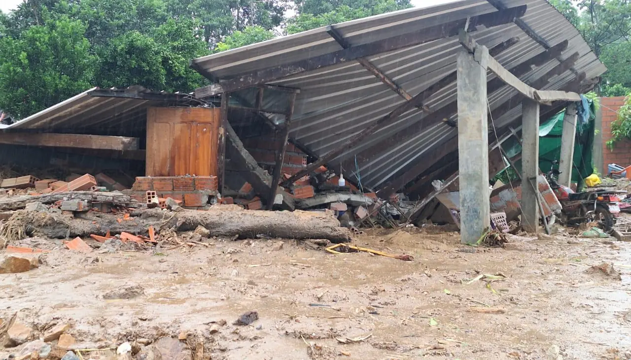 Cuatro viviendas fueron sepultadas por la mazamorra en Cristal Mayu 