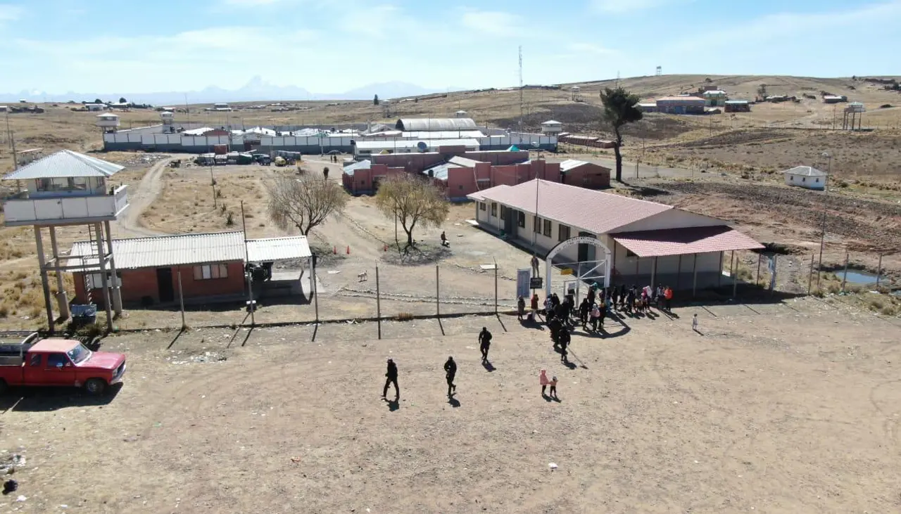 Reo extranjero muere apuñalado al interior del penal de Chonchocoro, se aisló a dos internos sospechosos