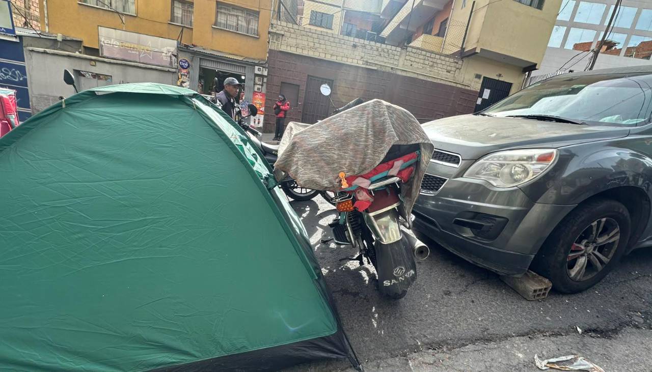 YPFB despacha combustibles a surtidores de La Paz y El Alto, sin embargo las filas persisten y son extensas