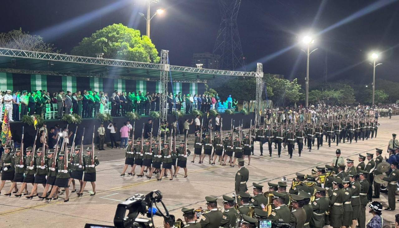 Más de 400 instituciones rinden homenaje a Santa Cruz en el desfile cívico militar