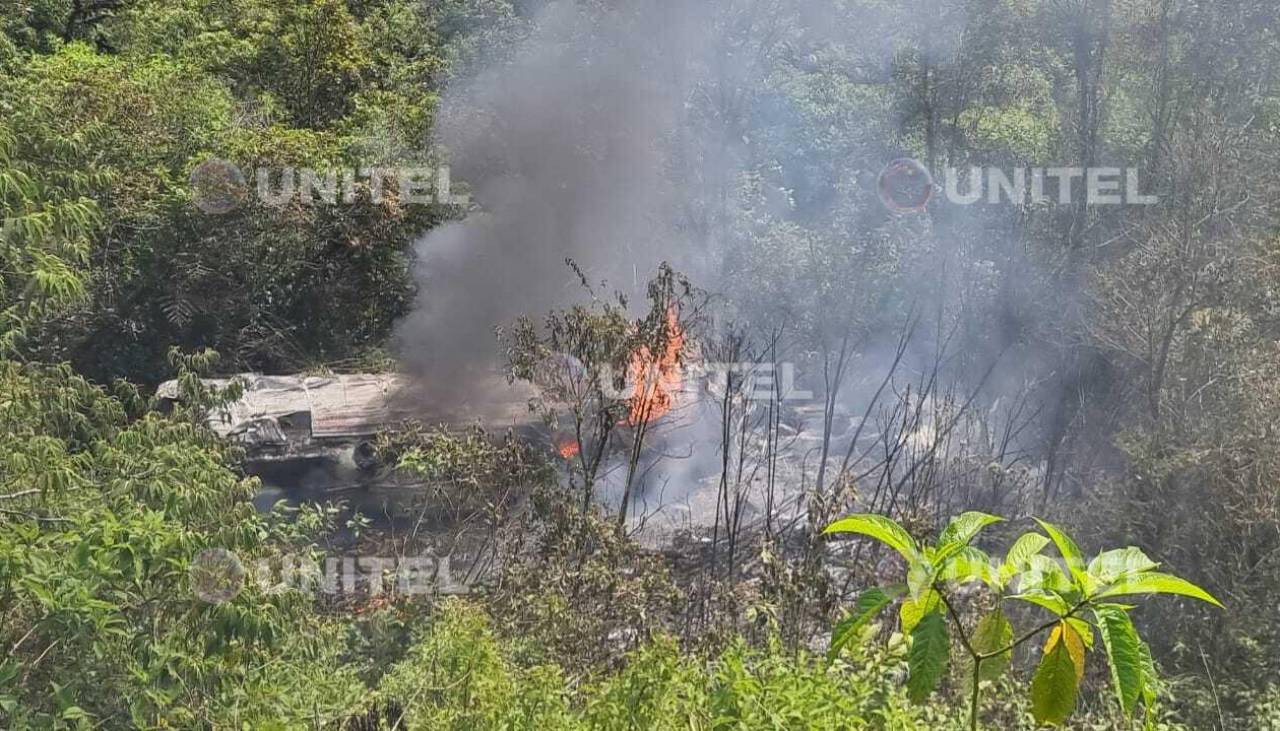 Un carro cisterna con diésel se embarrancó y arde en la ruta nueva Cochabamba Santa Cruz