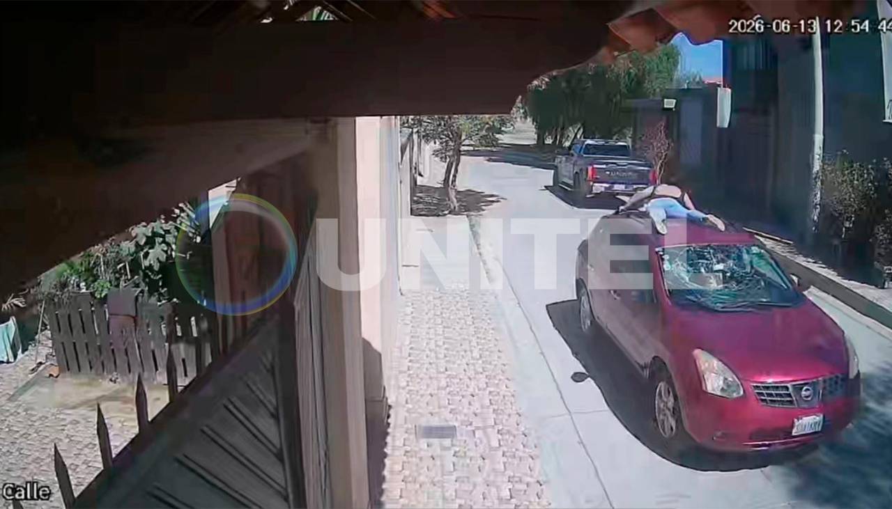 Video: Mujer es llevada en el techo de un vehículo hasta la Policía tras discusión con su pareja