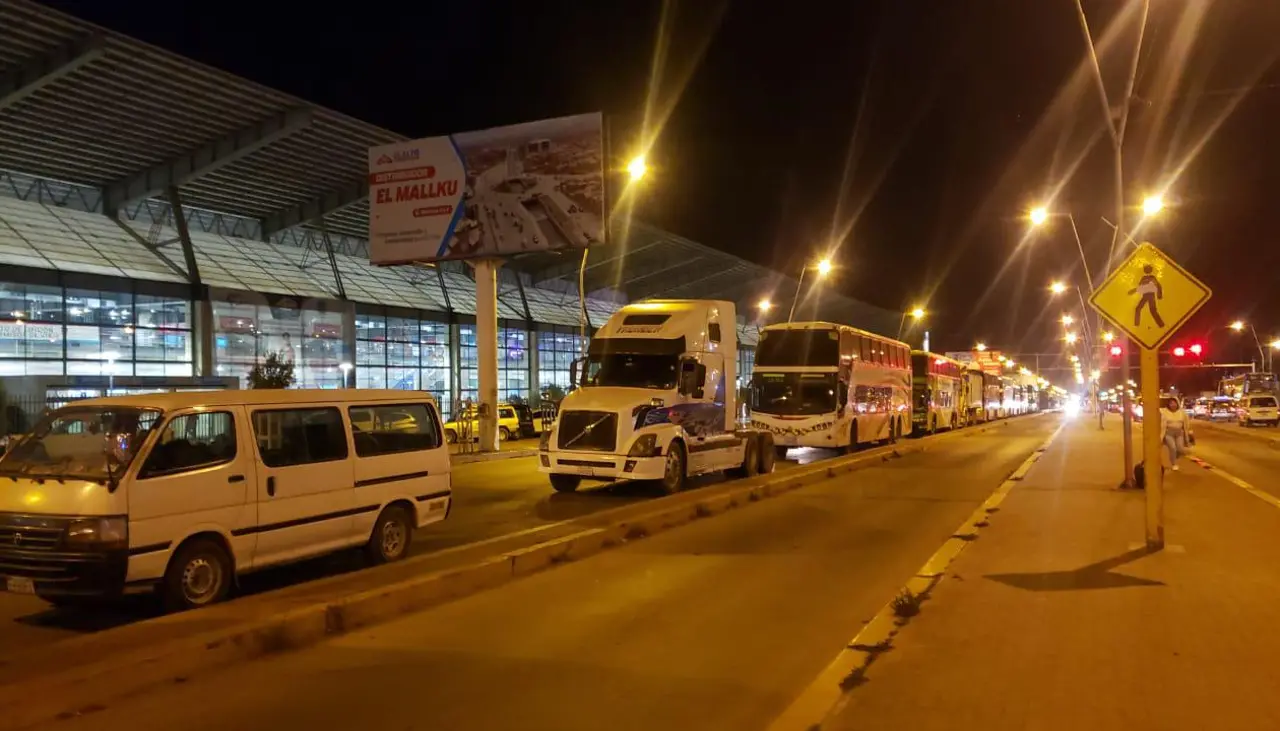 Se cumplen dos semanas con filas en los surtidores y el combustible que llega por Chile tardará una semana más, según YPFB