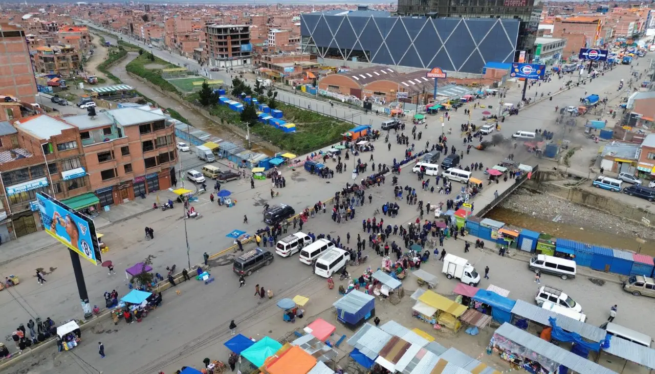 El Alto: Salida de buses se restablece tras levantarse el paro de choferes