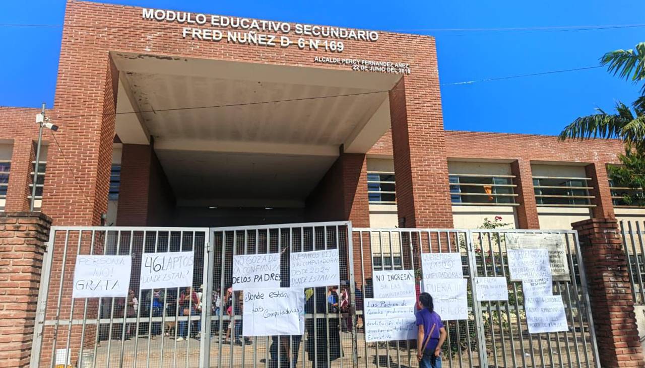 Denuncian presunto robo de computadoras y dinero en un colegio y padres exigen el cambio del director