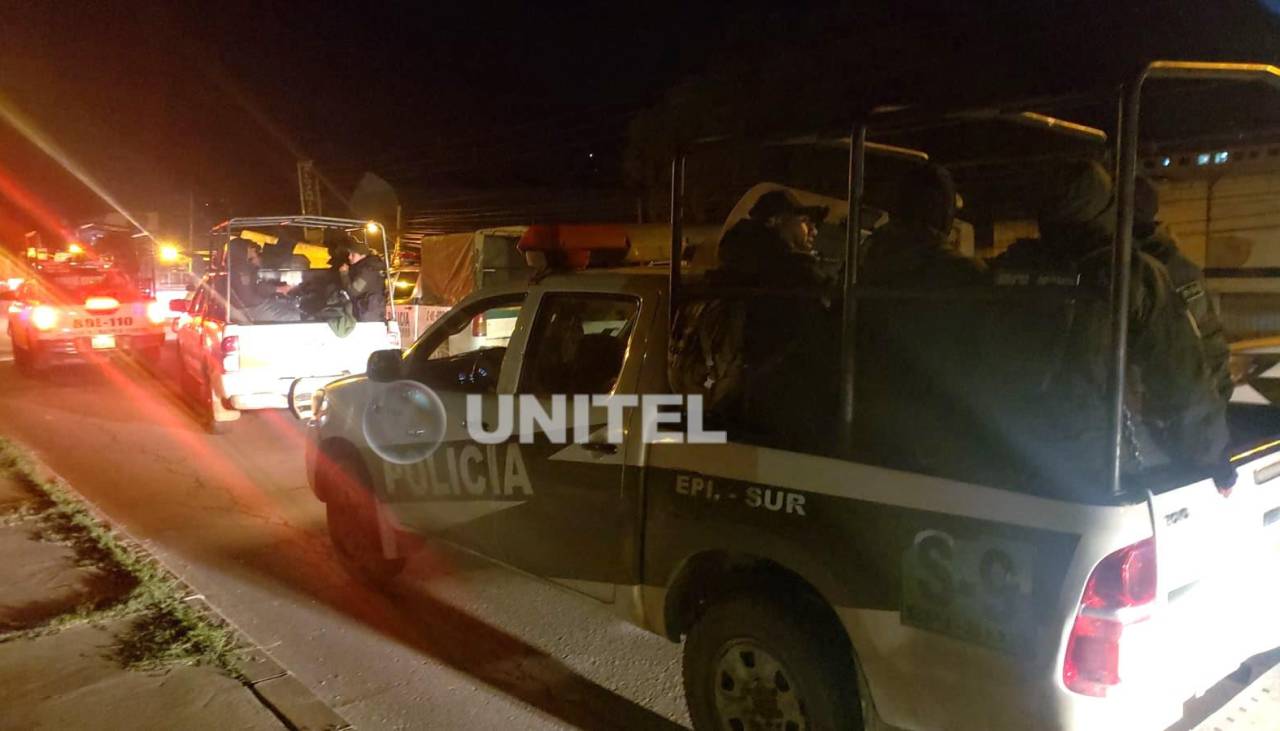 Contingente policial y maquinaria pesada se desplazan hacia los puntos de bloqueo en Cochabamba