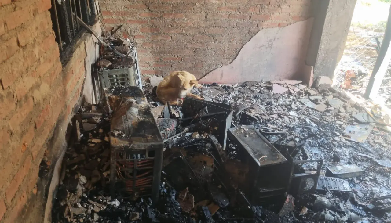 “Solo tenemos la ropa del cuerpo”: Piden ayuda para madre y sus tres hijos que perdieron todo por un incendio