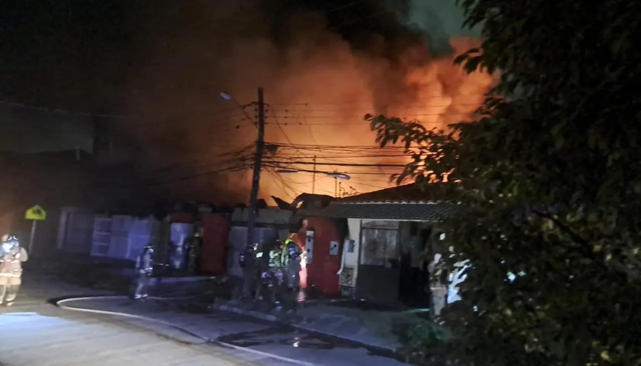 Tragedia en Santa Cruz: Una persona es hallada calcinada tras incendio de una casa
