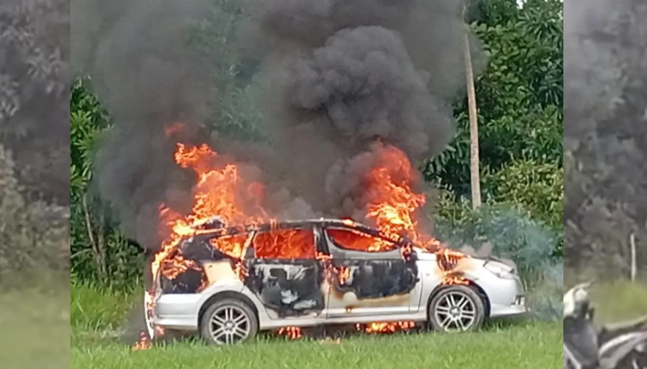 Turba enardecida captura a dos sujetos, los acusan de ser ladrones e incendian vehículo en el que se trasladaban 