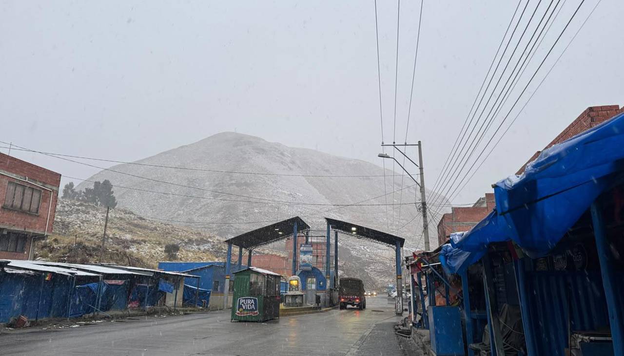 Debido a otra intensa nevada, piden precaución en la Cumbre, en la ruta a los Yungas de La Paz; no descartan su cierre