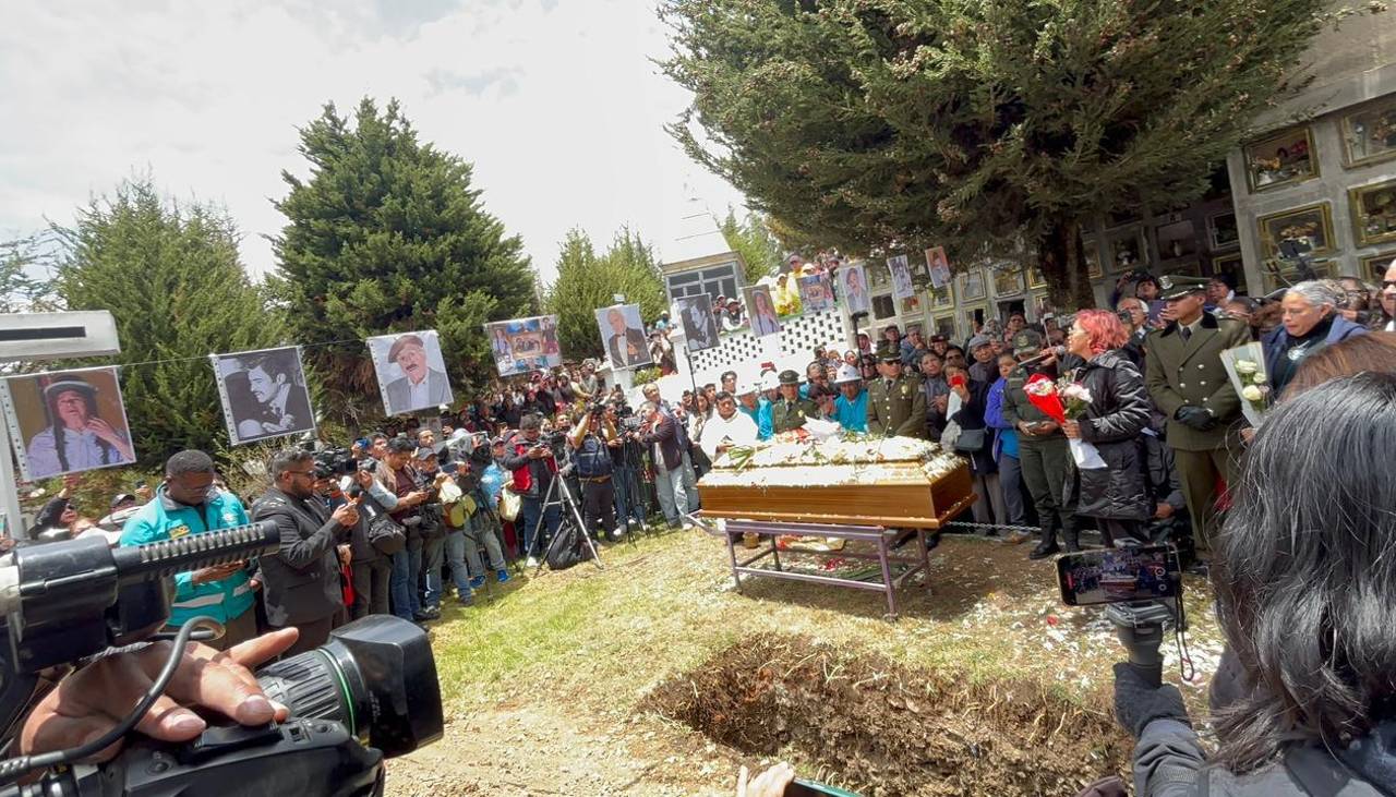 En medio de lágrimas, aplausos y rosas, David Santalla fue enterrado en La Paz 