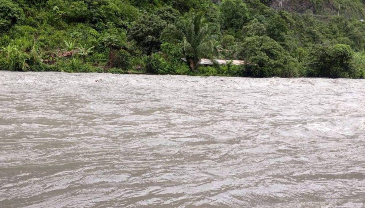 Yungas: Tres mineros fueron arrastrados por un río cuando pasaban por un puente colgante, denuncian comunarios 