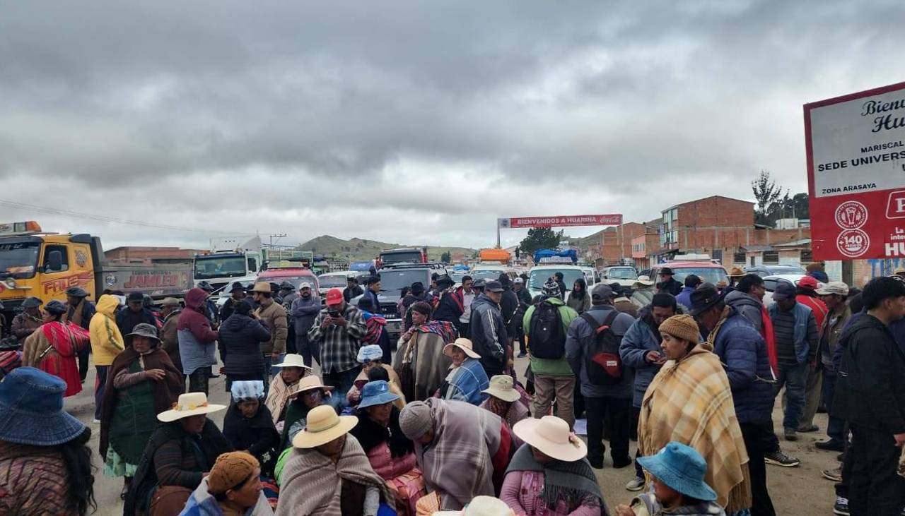 La Paz: Comunarios bloquean ruta al lago Titicaca en protesta contra alza de pasajes