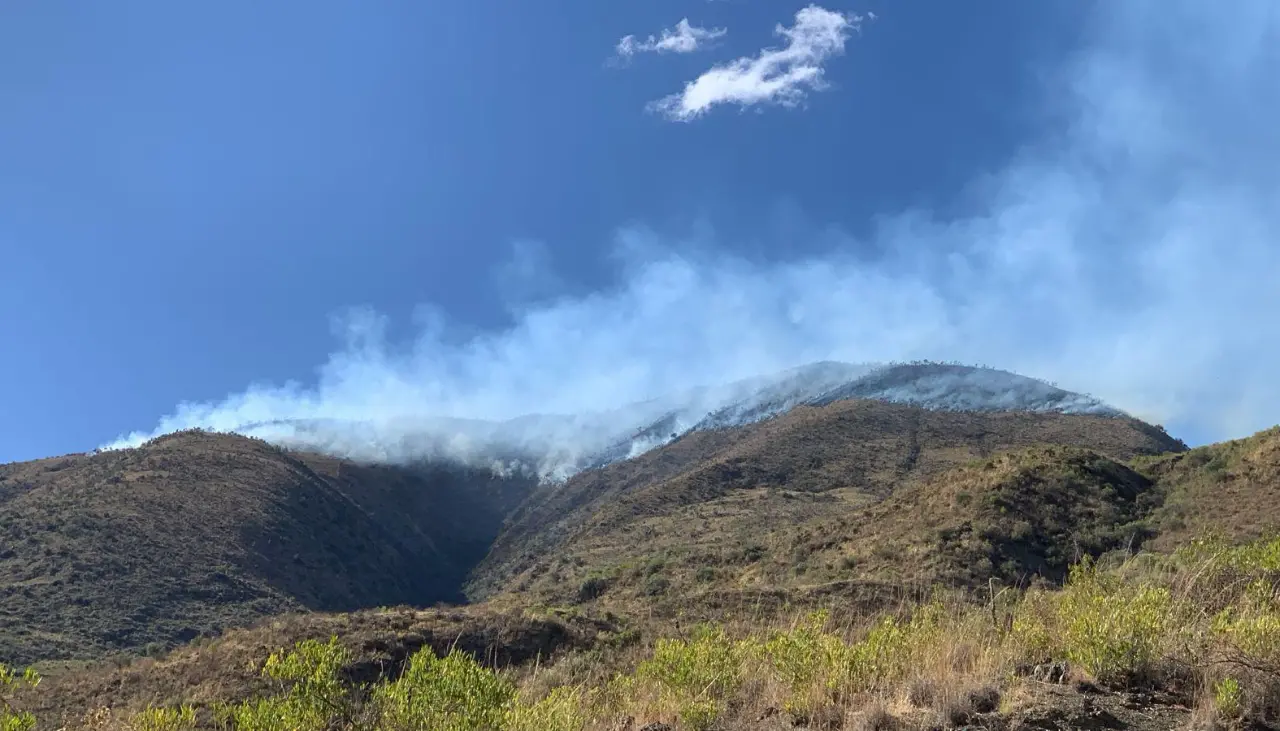 Cochabamba: incendio en serranía de Tolata moviliza a bomberos y militares