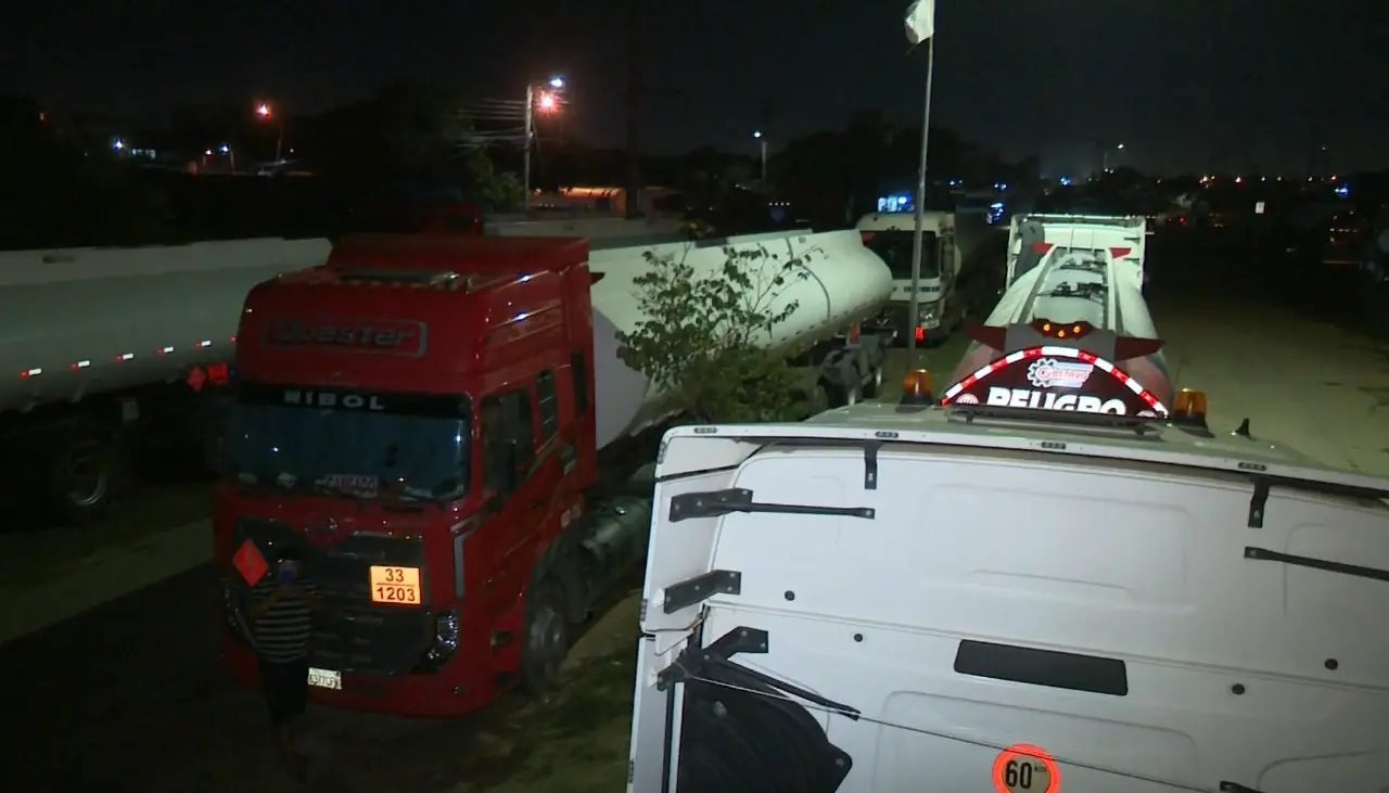 Cisternas con combustible están paradas fuera de la refinería de Palmasola mientras las filas en surtidores persisten