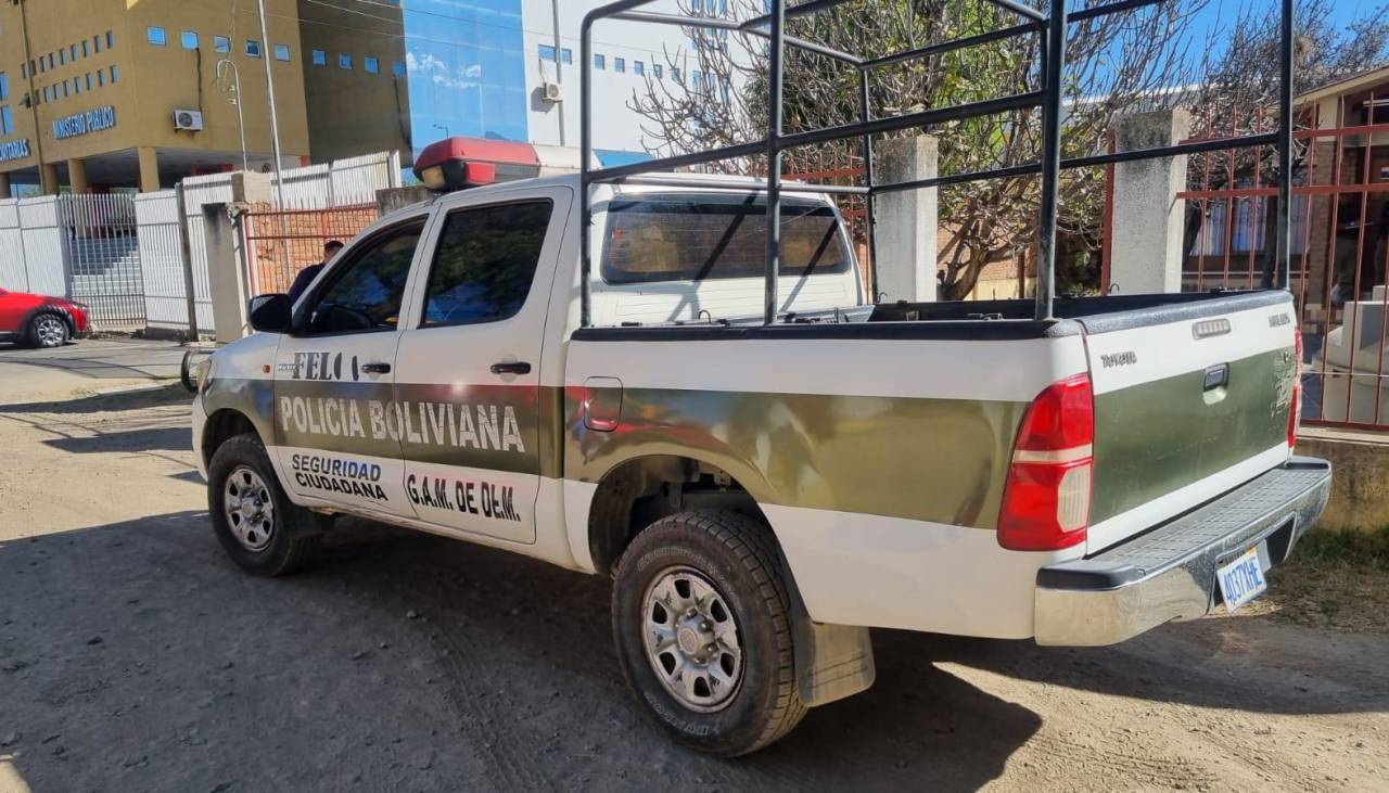 Hombre golpeó con puños y patadas a su pareja y huyó, tiene antecedentes por violencia intrafamiliar