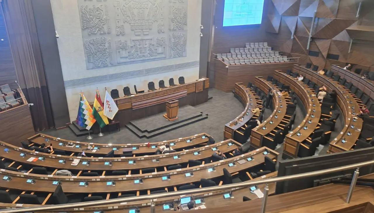 Debido al bloqueo del transporte en La Paz, la sesión del pleno del Legislativo para elegir vocales se suspende hasta las 11:00