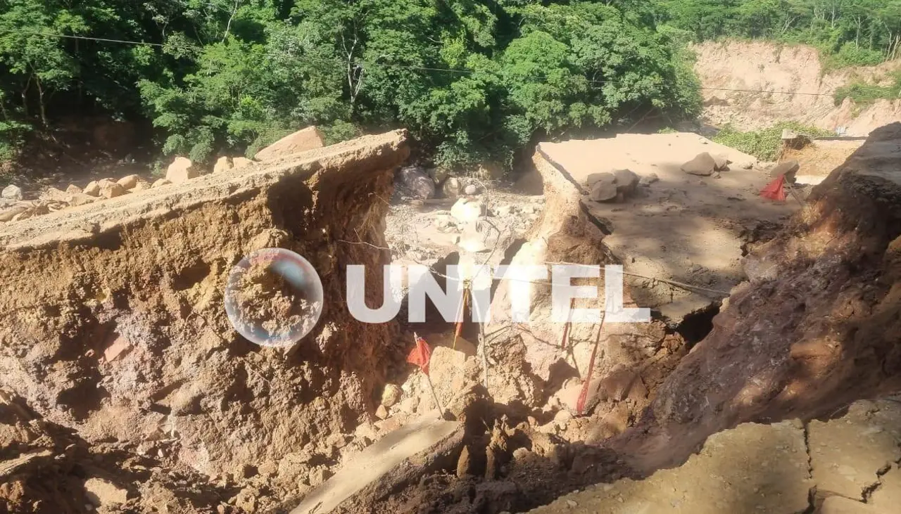 Plataforma se derrumba en los valles y deja sin tráfico vehicular la antigua carretera Santa Cruz- Cochabamba