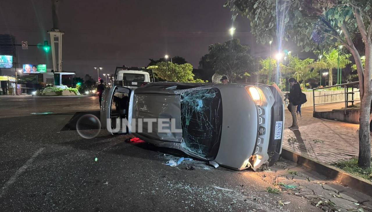 Pese a la prohibición de circular por las elecciones, un vehículo vuelca tras chocar con un árbol