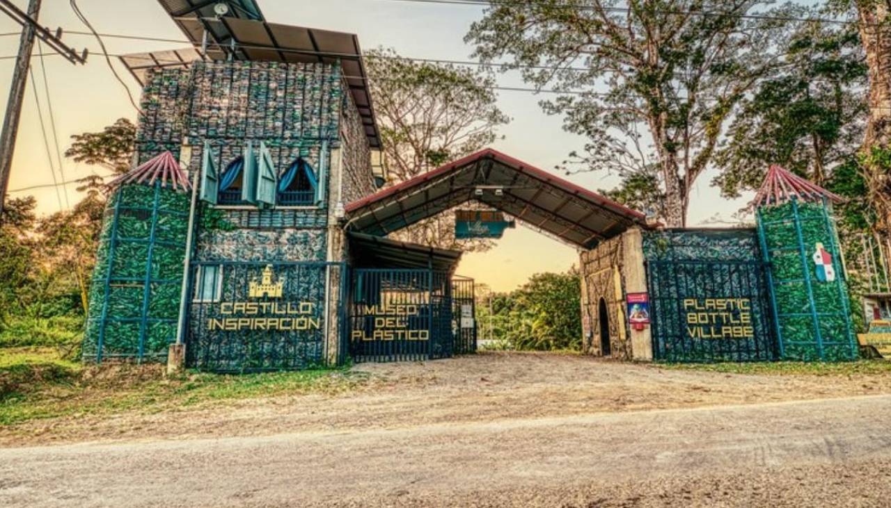 “Castillo Inspiración”, un edificio de cuatro pisos hecho con 40.000 botellas plásticas recicladas 