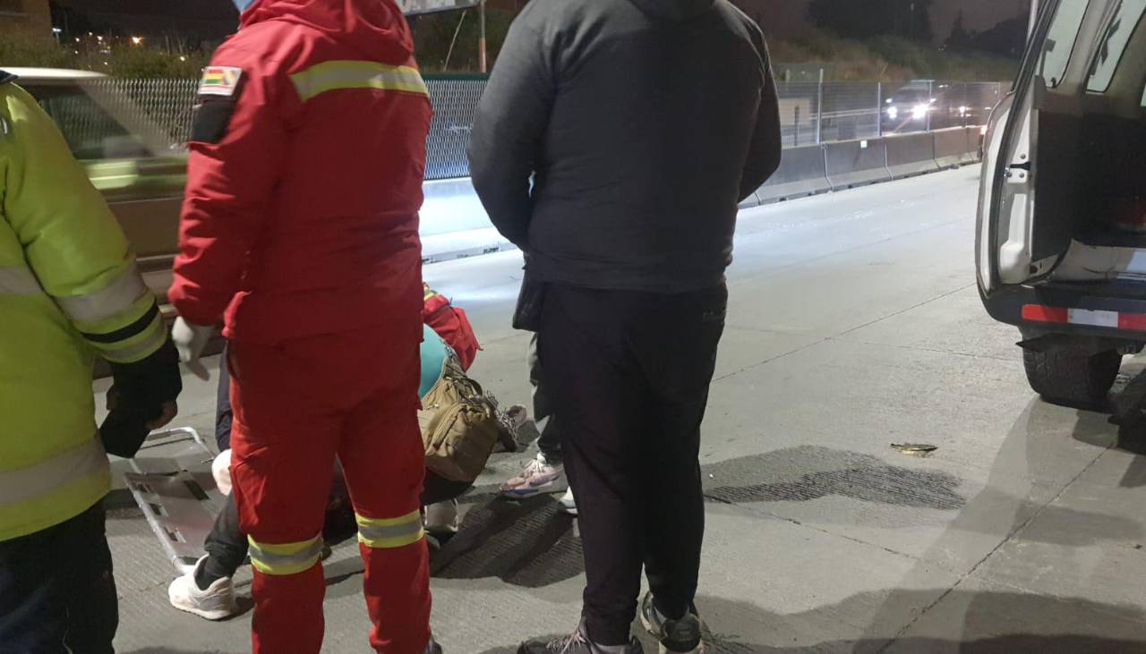 Una joven fue atropellada por un bus en la autopista La Paz - El Alto