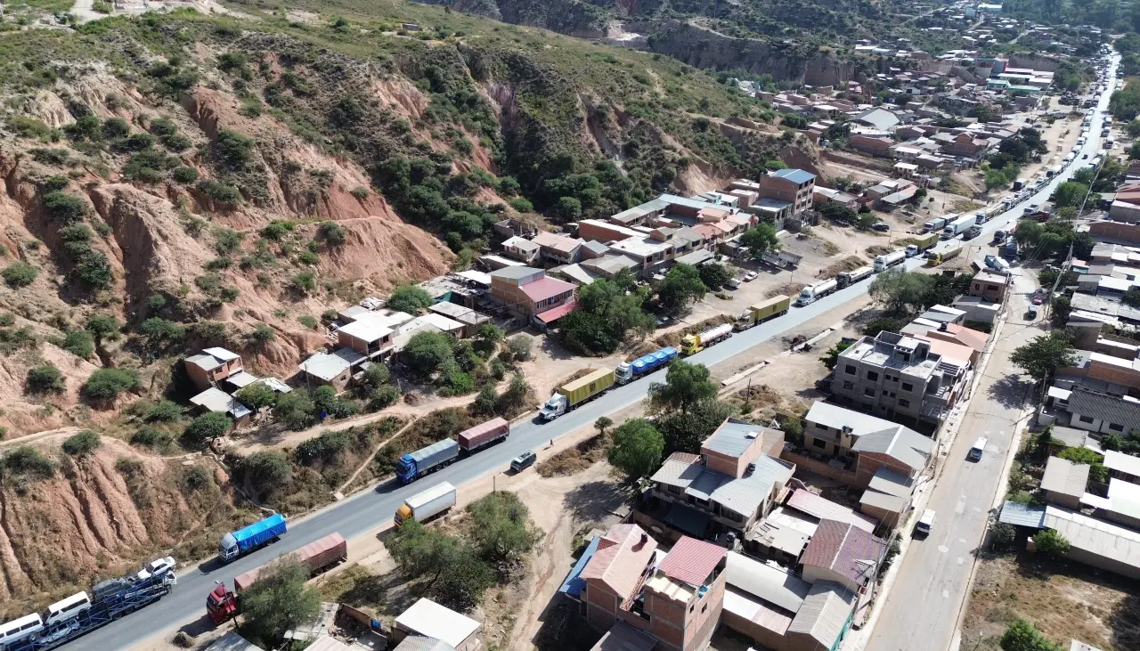 Filas kilométricas de vehículos por bloqueos en Cochabamba y la Policía permanece en apronte en las carreteras