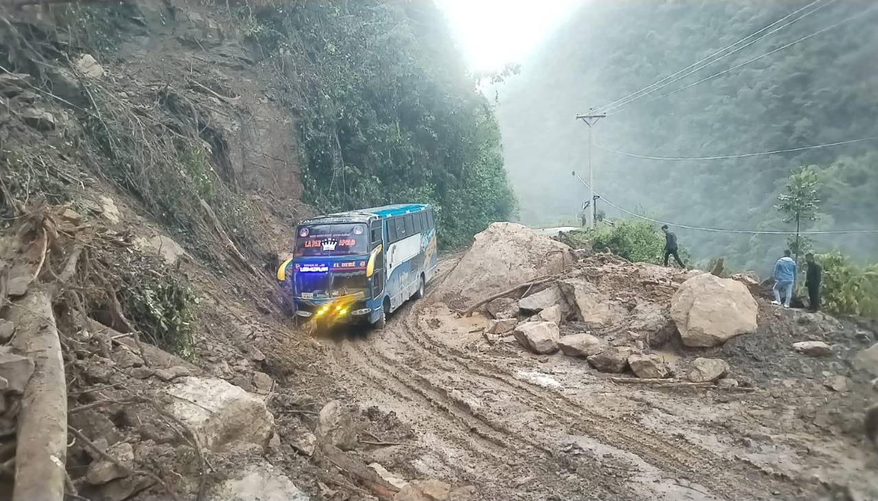 La Paz: Derrumbes por lluvias afectan la ruta entre Charazani y Apolo