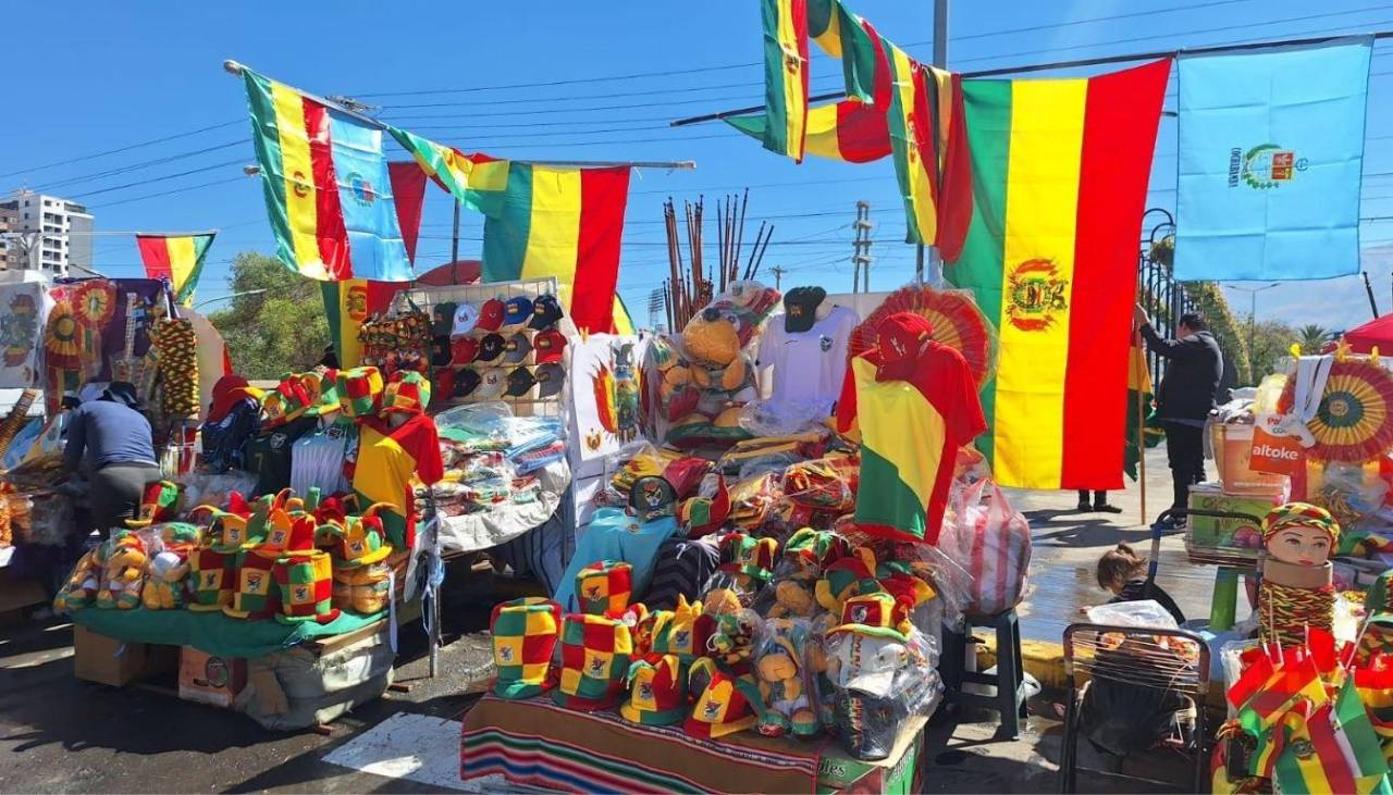 Banderas y adornos tricolor copan las calles en la previa al 6 de Agosto