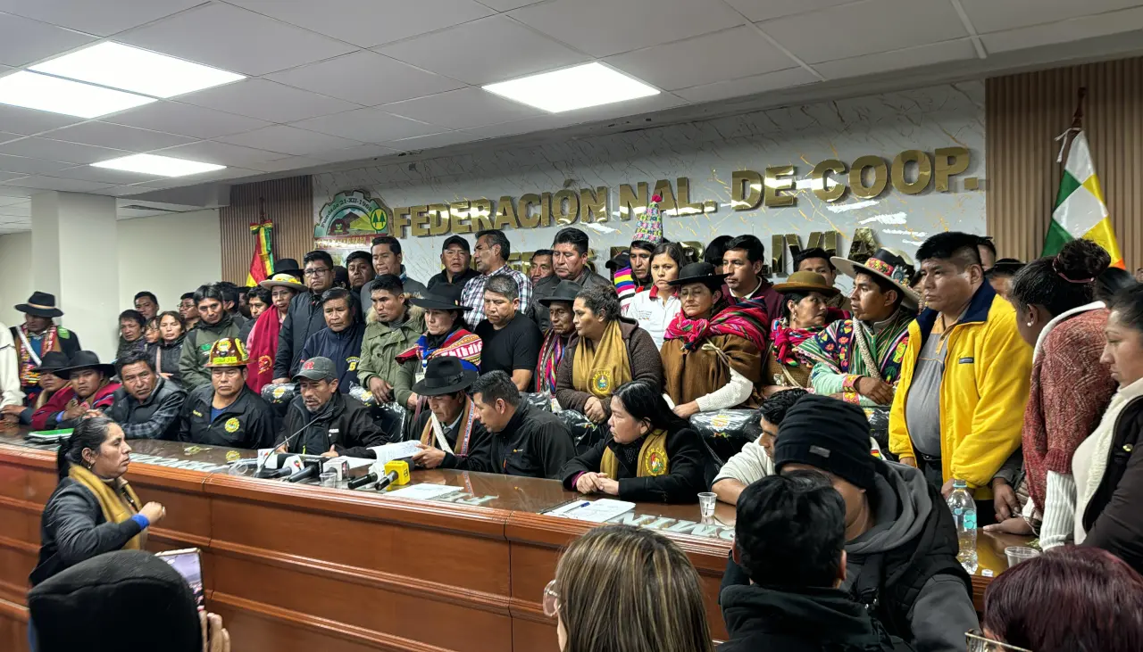 La Paz: Un dirigente campesino pide al Gobierno replegar a policías y militares de los puntos de bloqueo 