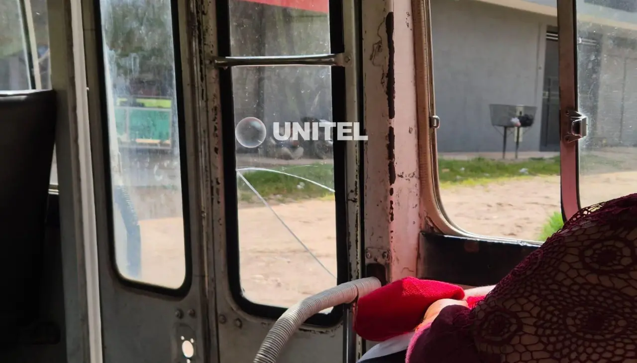 Pasajeros denuncian micros en mal estado, pese al compromiso de choferes a mejorar el servicio tras la subida del pasaje en 2025