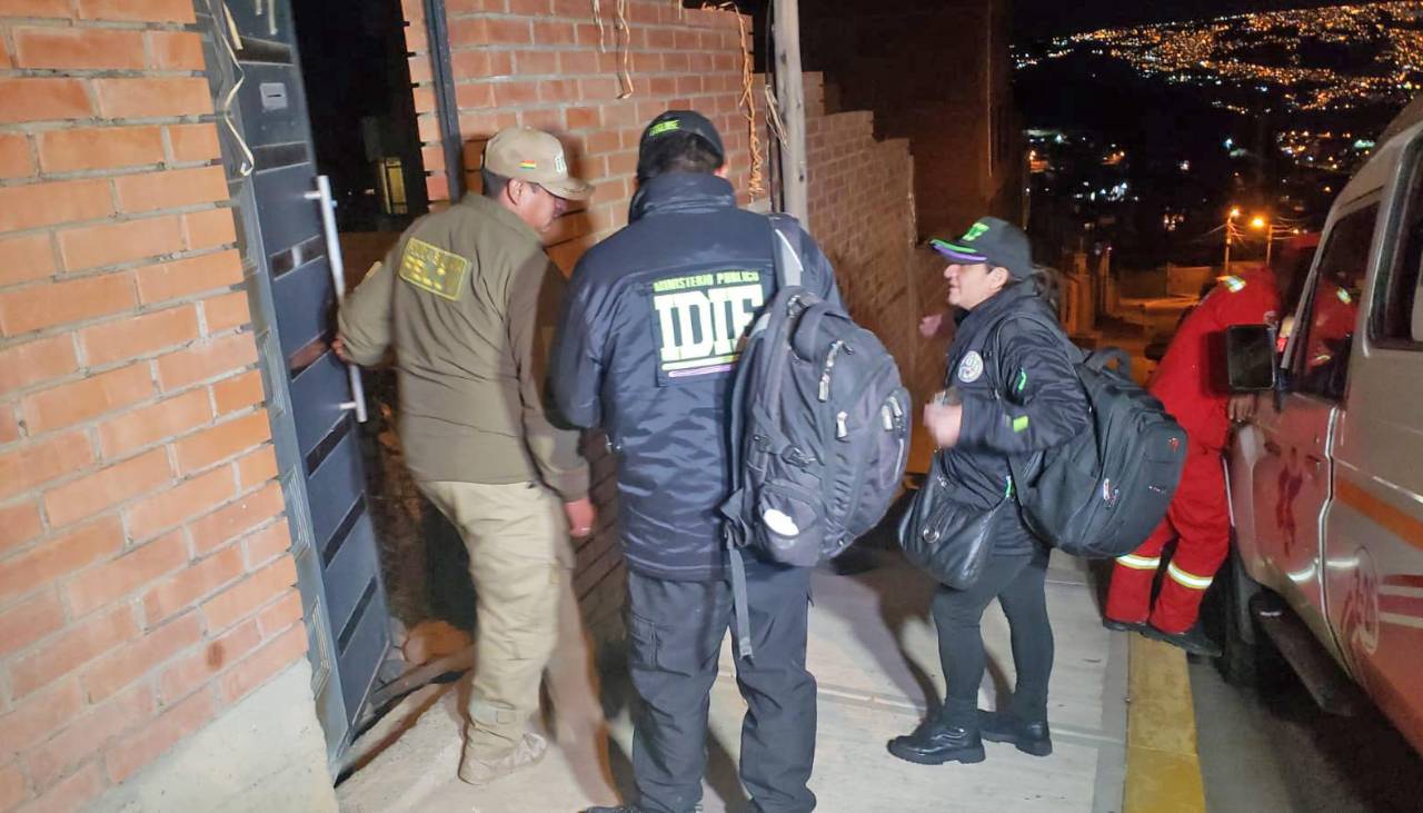 Hallan muerta a una mujer con heridas de arma blanca, presumen que su pareja la atacó y luego atentó contra su vida