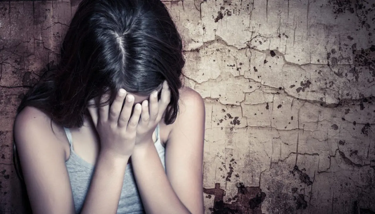 Una adolescente de 14 años con discapacidad sufrió una grave agresión durante años; su padre y su hermano son acusados