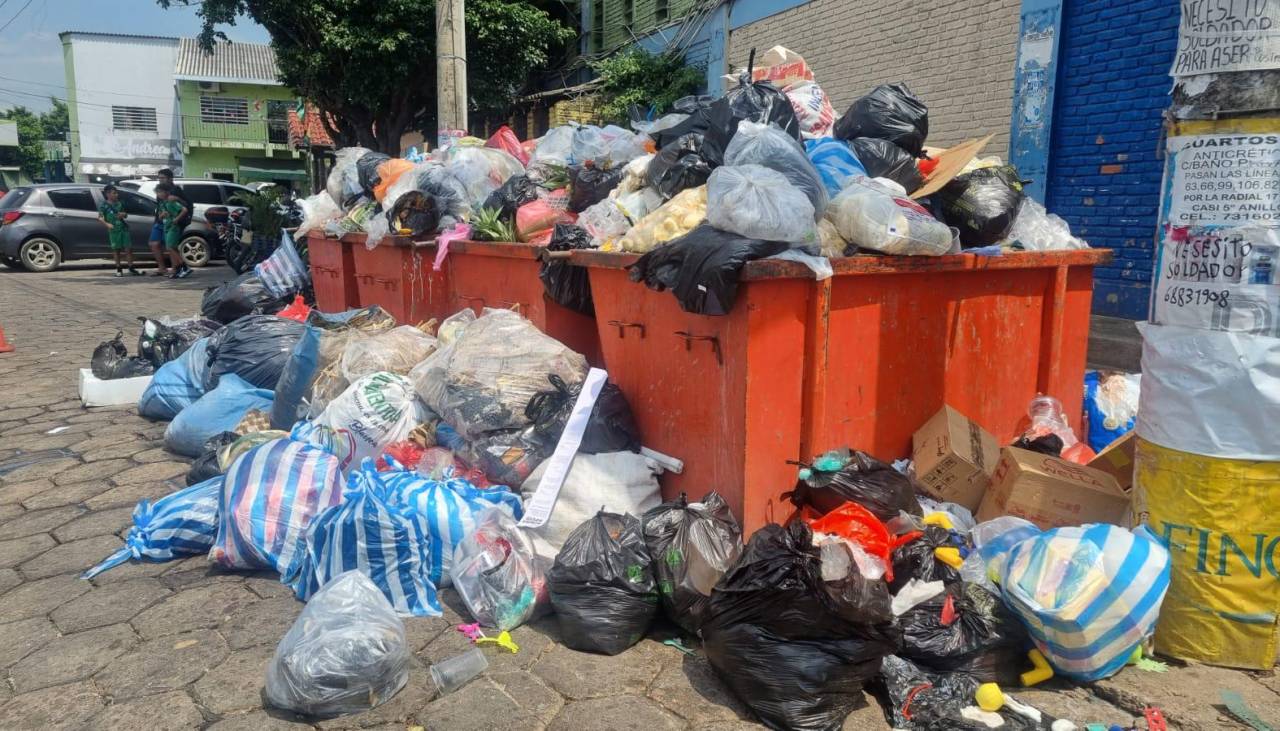 La basura se acumula en las calles tras la celebración de Año Nuevo en Santa Cruz