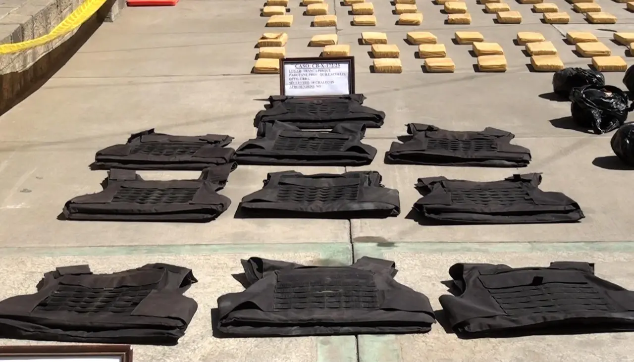 Hallan cocaína camuflada en chalecos antibalas, estaban ocultos en un camión