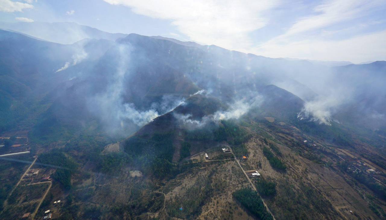 Arce sobrevuela incendio en la Serranía de Sama, compromete dos helicópteros y dice que hay otros sin repuestos por falta de dólares