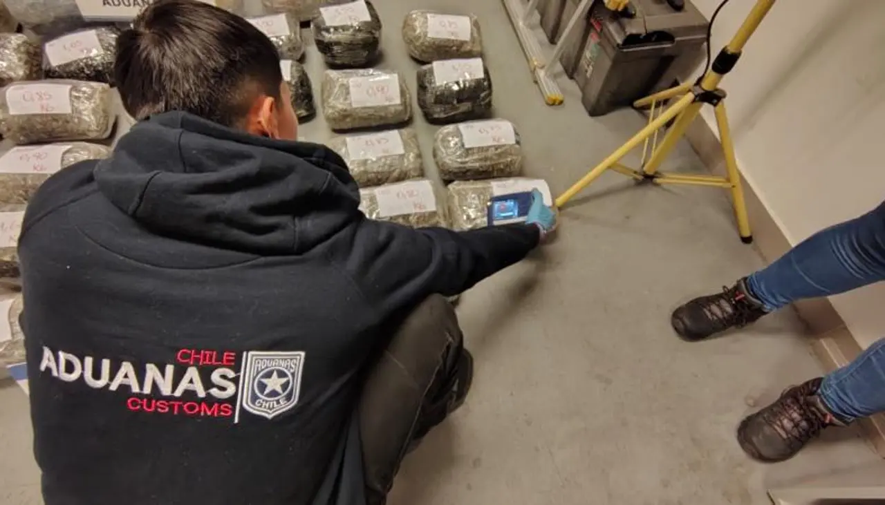 Aduana de Chile descubre 110 kilos de marihuana oculta en carga boliviana de soya