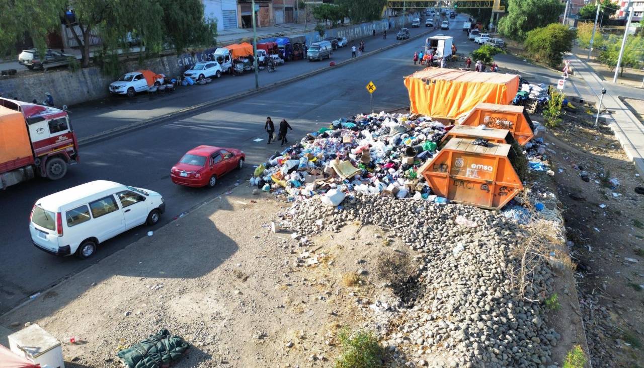 Nueve días de bloqueo en K’ara K’ara: comerciantes protestaron por la acumulación de basura en mercados de Cochabamba